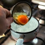 cozinhar ovos na água