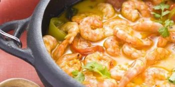 Moqueca de camarão com arroz de coco: gosto de Brasil em casa