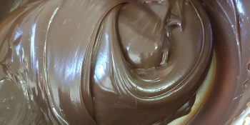 Um recheio de bolo de brigadeiro que dá inveja: ESSE AQUI!