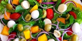 Coma a salada de folhas com fruta! Uma vida de sabor e saúde