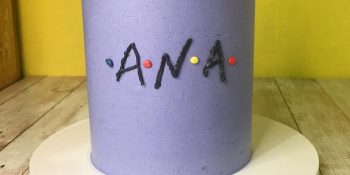 Bolo de friends: roxinho para os fãs da série amarem demais
