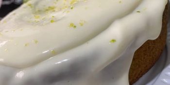 Receita de bolo de mousse de limão azedinho e doce no ponto certo