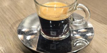 Café no coador de pano: aquele jeito tradicional que incendeia a sua casa