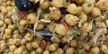Salada de grão-de-bico com batata-doce ótima para variar na semana