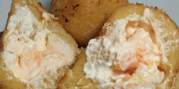 Essa coxinha de camarão com cream cheese não tem defeitos