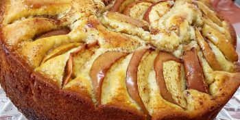 Bolo com pedaços de maçã para comer quentinho e aquecer o coração