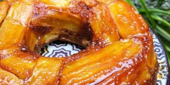 Surpreenda com um Bolo de Banana com calda açucarada: receita tradicional