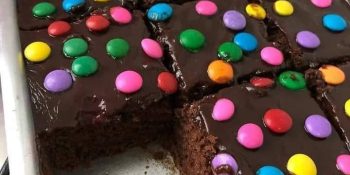 Esse bolo de nescau é a receita barata que dá a massa perfeita