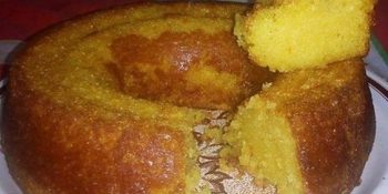 Este bolo de fubá incrível já vem com recheio delicioso dentro