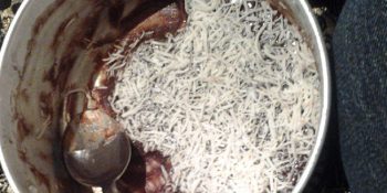 Brigadeiro com coco na travessa