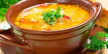 Um caldo de peixe com legumes fácil de fazer