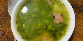 Um caldo verde com carne que aquece o coração: receita fácil