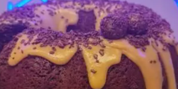 Invertido dá certo? Este bolo de chocolate com calda de cenoura dá