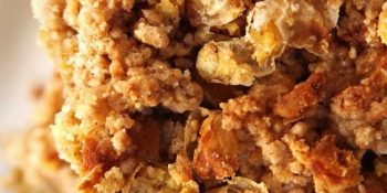 Uma cuca com cereal que é fácil de fazer ganha as titias