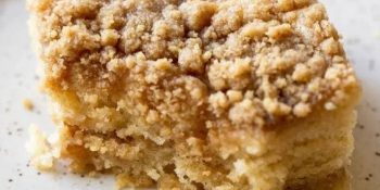 Receita de cuca virada com nozes digna de ser da padaria