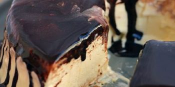 Sua mãe vai pular de alegria com esta sobremesa que parece sorvete, mas não é