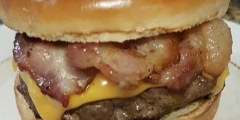 Hambúrguer caseiro com bacon