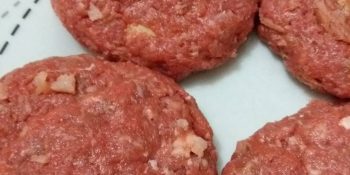 Esse hambúrguer caseiro com creme de cebola é melhor que MC