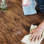 limpar mesa de madeira