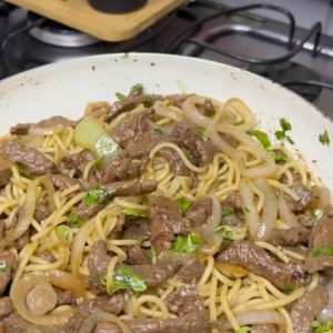 macarrão com iscas de carne na manteiga