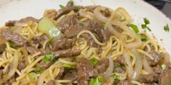 Macarrão com iscas de carne na manteiga é o almoço mais prático e gostoso