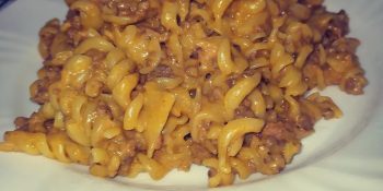 Aprenda a fazer macarrão cremoso com carne moída: delicioso!