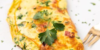 Um omelete fitness cai bem para agora: bem saboroso
