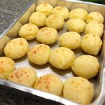 pão de queijo caseiro com tapioca mais fácil e simples