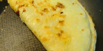 Pão de queijo de frigideira de tapioca é a coisa mais prática de fazer