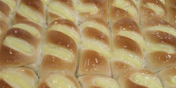 Que tal fazer um pão doce de padaria? Passamos a melhor receita