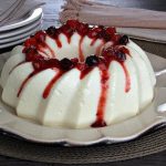 pudim de baunilha com calda de frutas vermelha simples fácil