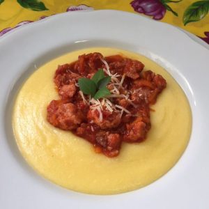 ragu de linguiça toscana com polenta cremosa mais prático simples