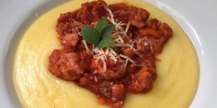 ragu de linguiça toscana com polenta cremosa mais prático simples