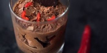Sobremesa do dia mousse de chocolate com pimenta