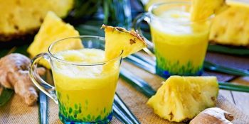 Esse suco com casca de abacaxi fica absurdo de delicioso