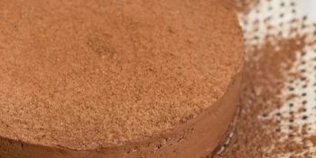 Essa torta de chocolate aerado é mesmo uma coisa linda