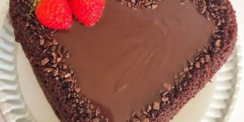 Como fazer um bolo de coração em casa que fica romântico