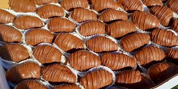 Receita de bombom de chocolate com morango para sobremesa perfeita
