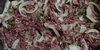 Carne de sol com cebola do jeito mais fácil e tradicional do Nordeste