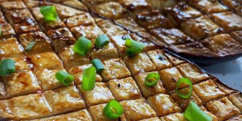 Preparando berinjela assada para acompanhar almoços e jantar
