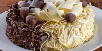 Receita de bolo casadinho que fica úmido e fofinho no ponto ideal