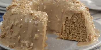 Bolo de amendoim úmido: fez sucesso em junho e faz no ano todo