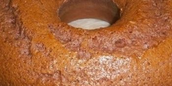 Como fazer bolo de chocolate na batedeira que fica bem úmido e fofo