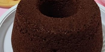 O bolo de chocolate sem batedeira fica perfeito também