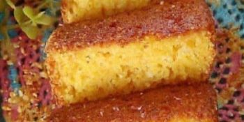 Um bolo de milho com calda de laranja pra hoje!