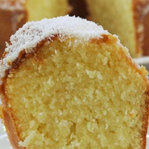 bolo moça de coco com receita molhadinha