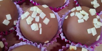 Aprendendo a ser chefe com o bombom de brigadeiro branco: delícia!