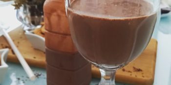 Como preparar um chocolate gelado cremoso que fica melhor que de cafeteria