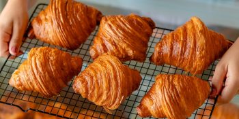 Com gosto caseiro: croissant com manteiga para lanches e cafés