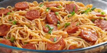 Modo de preparo fácil: espaguete com linguiça para seus jantares
